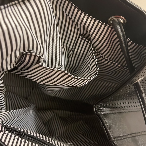 Unknown brand faux leather black striped drawstring bag - Picture 8 of 8